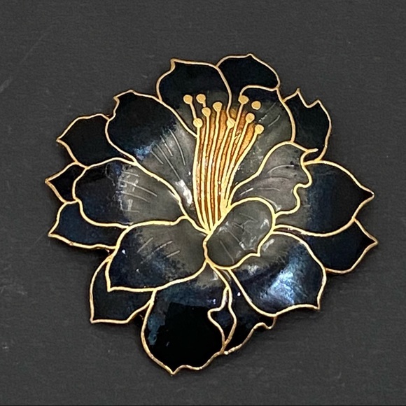 Vintage Unsigned Black Flower Enameled Brooch - Picture 4 of 12